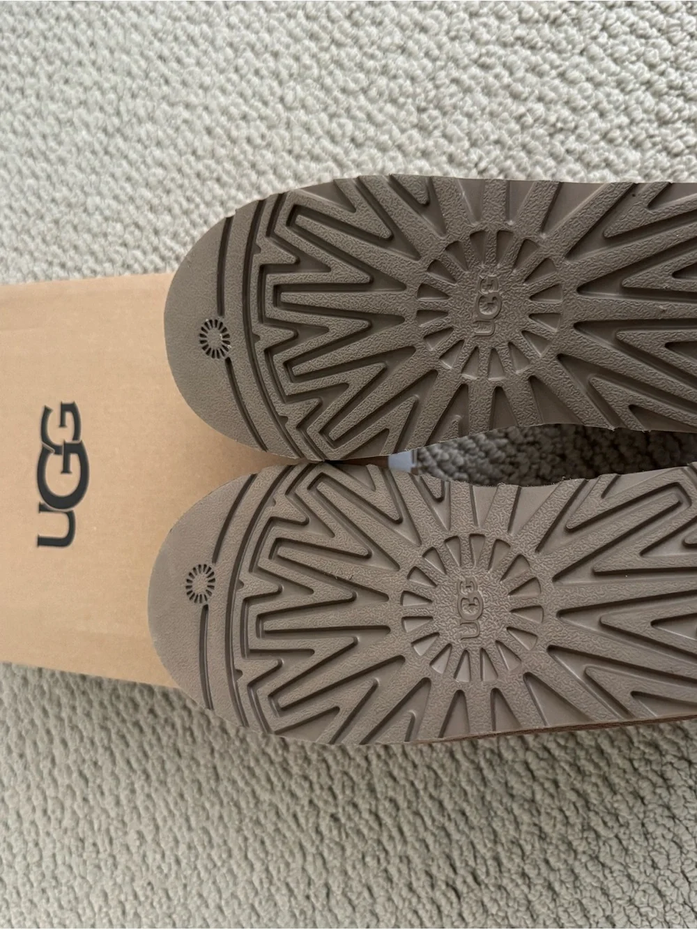 UGG •	4 shaft